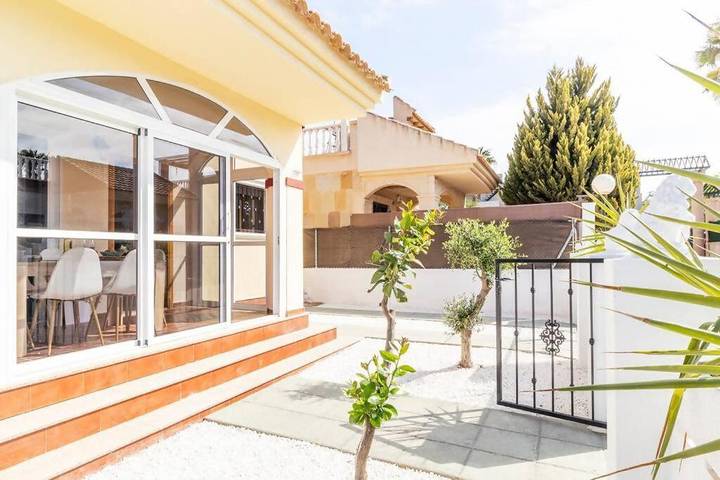 Casa rural para 5 personas, con terraza además de jardín y piscina en Torrevieja - 4
