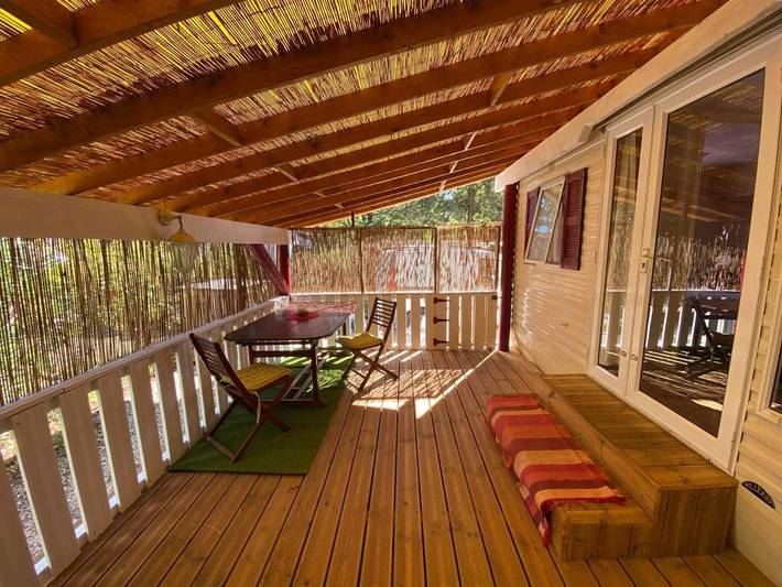 Camping pour 6 personnes, avec jardin ainsi que terrasse et piscine à Le Muy - 4