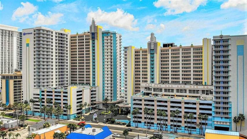 Vacation rental for 6 people, with pool and hot tub as well as yard in Daytona Beach