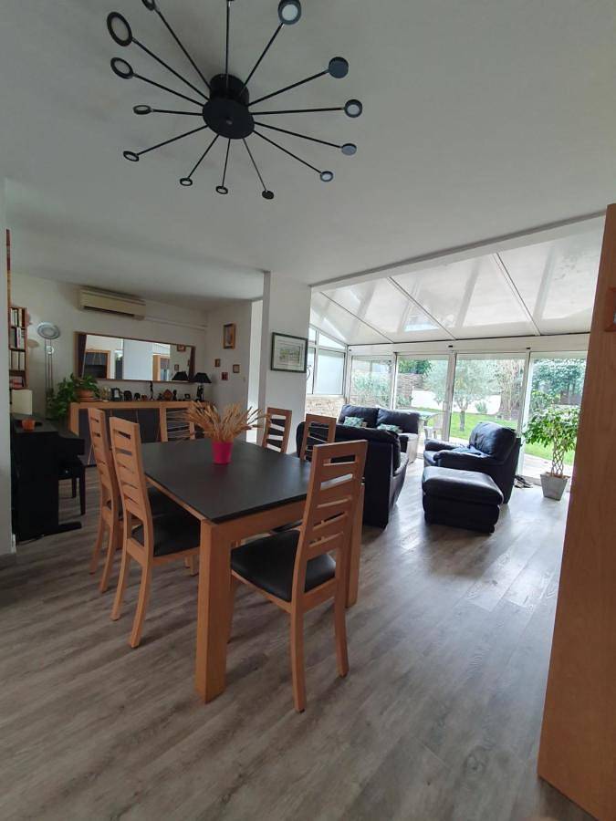 Location de vacances pour 7 personnes, avec Terrasse ainsi que Jardin et Vue à Élancourt