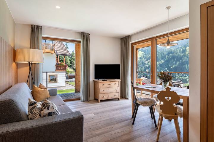 Apartamento inteiro, Vista Dolomites apartamento "Harmony" com vista para a montanha, jardim privado e Wi-Fi in Santa Cristina Valgardena, Dolomiti Superski