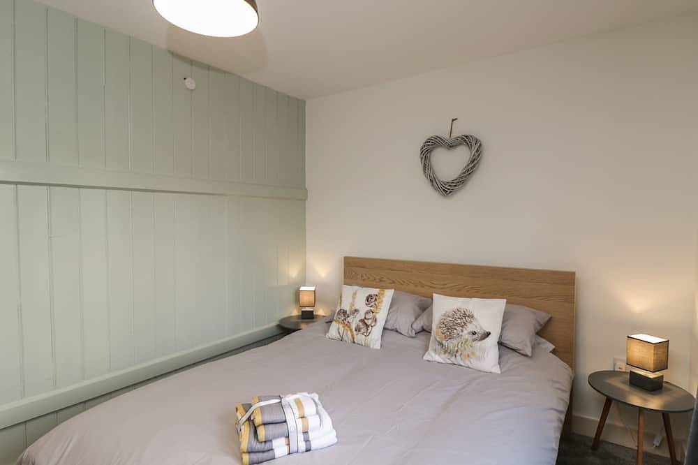 Weavers Cottage, family friendly, with a garden in Cam, Dursley in Stroud, Gloucestershire