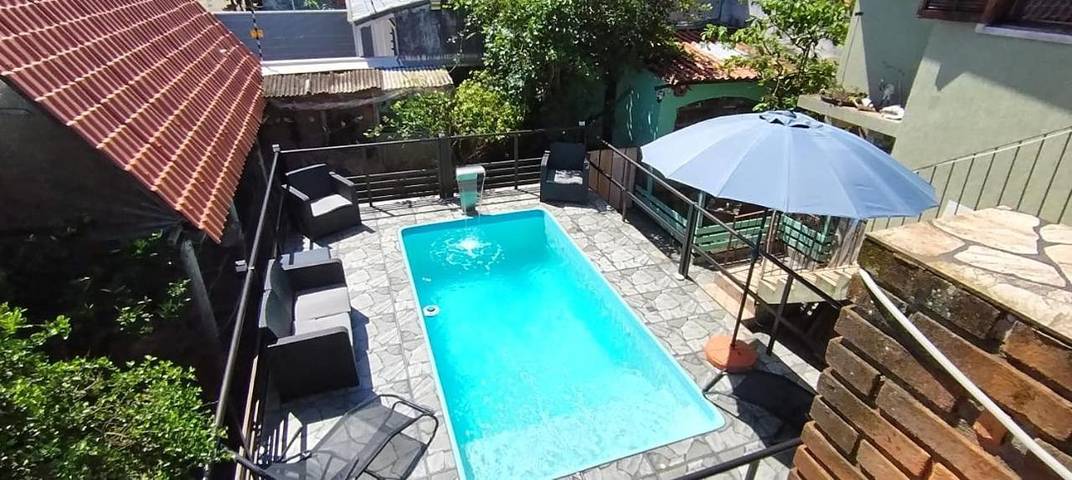 Casas e apartamentos de temporada para 13 pessoas, com jardim e piscina e ainda vista, com animais de estimação em Peruíbe