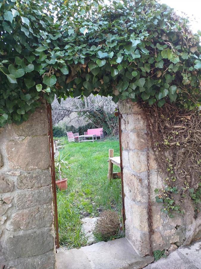 Location de vacances pour 2 personnes, avec terrasse ainsi que jardin et vue, animaux acceptés à Les Plans