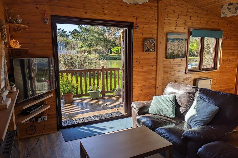 The Lodge By The Lake at Shorefield Holiday Park in Milford-on-Sea, New Forest