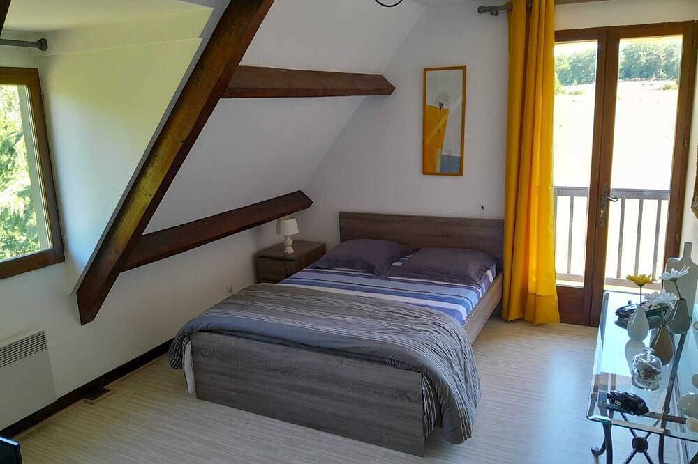 Charming house in a peaceful setting with access to a pond opposite in Villebret, Montluçon region