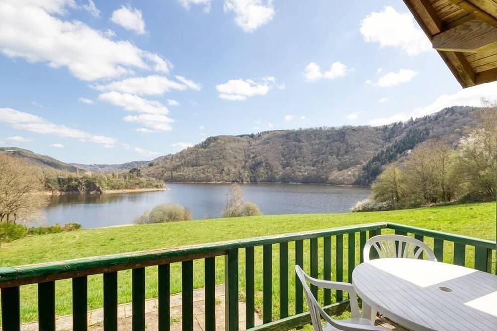 Chalet en pleine nature ! Balcon + vue sur le lac in Saint-Jacques-d'Ambur, Puy-de-Dôme