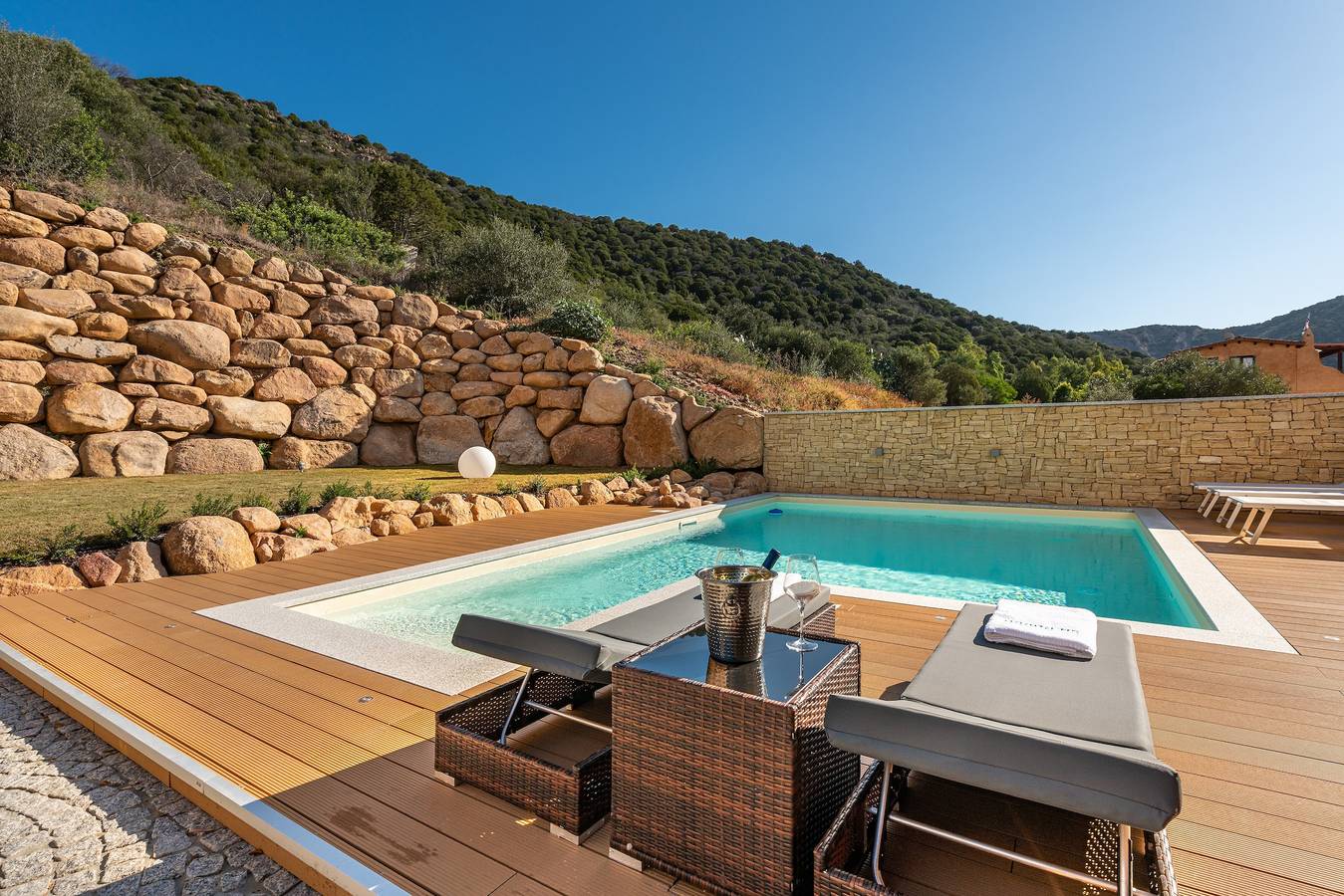 Lussuosa casa vacanza con terrazza, Wifi e aria condizionata; posti auto disponibili, sono ammessi animali domestici di piccola taglia. in Chia, Domus De Maria