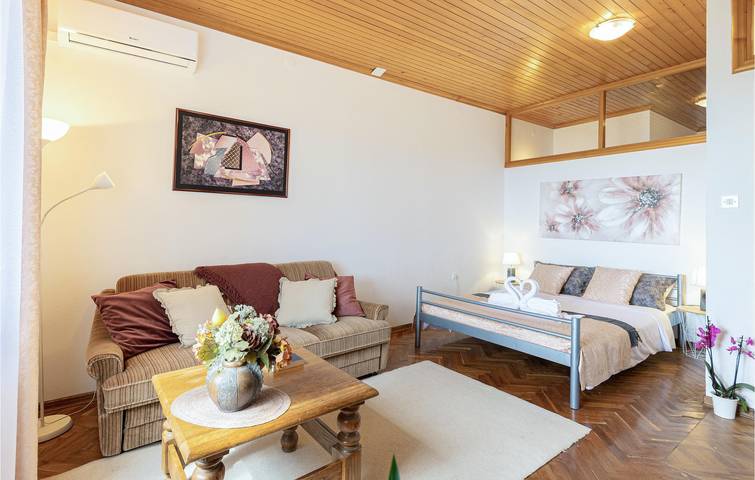 Ganze Ferienwohnung, Gemütliche Ferienwohnung mit Terrasse, WLAN und Parkplatz, 600 m vom Strand entfernt in Podstrana, Split-Dalmatien