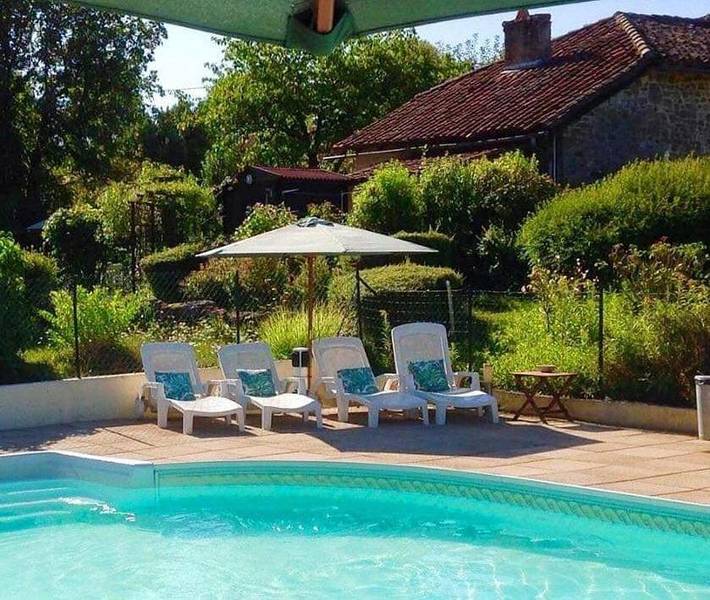 Location de vacances pour 4 personnes, avec vue ainsi que jardin et piscine dans Terres-de-Haute-Charente - 2