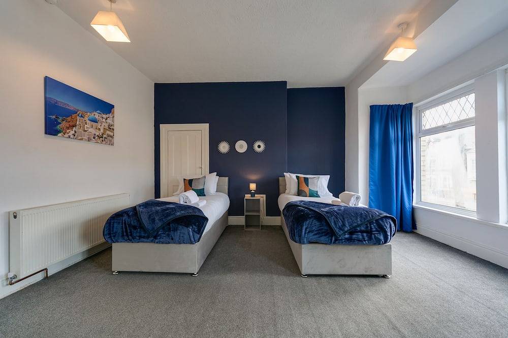 Ahenfie Plaza  By Jesouth in Kingston-upon-Hull, Yorkshire and the Humber