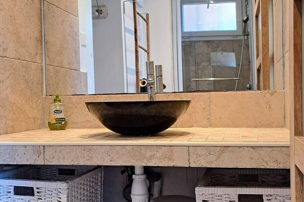 Ganze Wohnung, Schönes Studio, Ferienhaus direkt am Wasser auf der Halbinsel Hyeres - Giens in La Bergerie, Hyeres