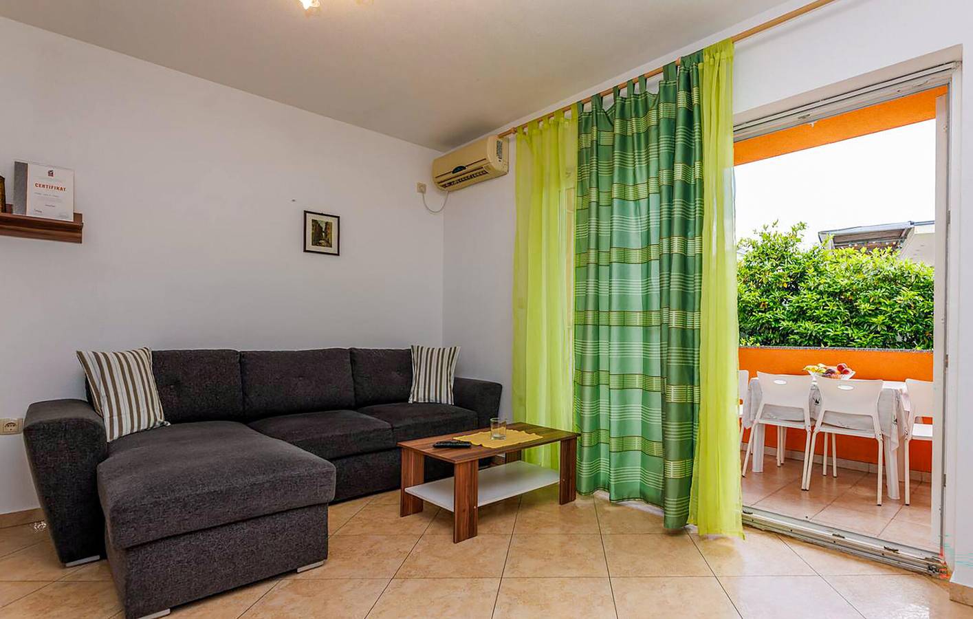 Ganze Ferienwohnung, Gemütliche Ferienwohnung mit Terrasse, 300 m zur Küste und zu Restaurants in Soline, Krk