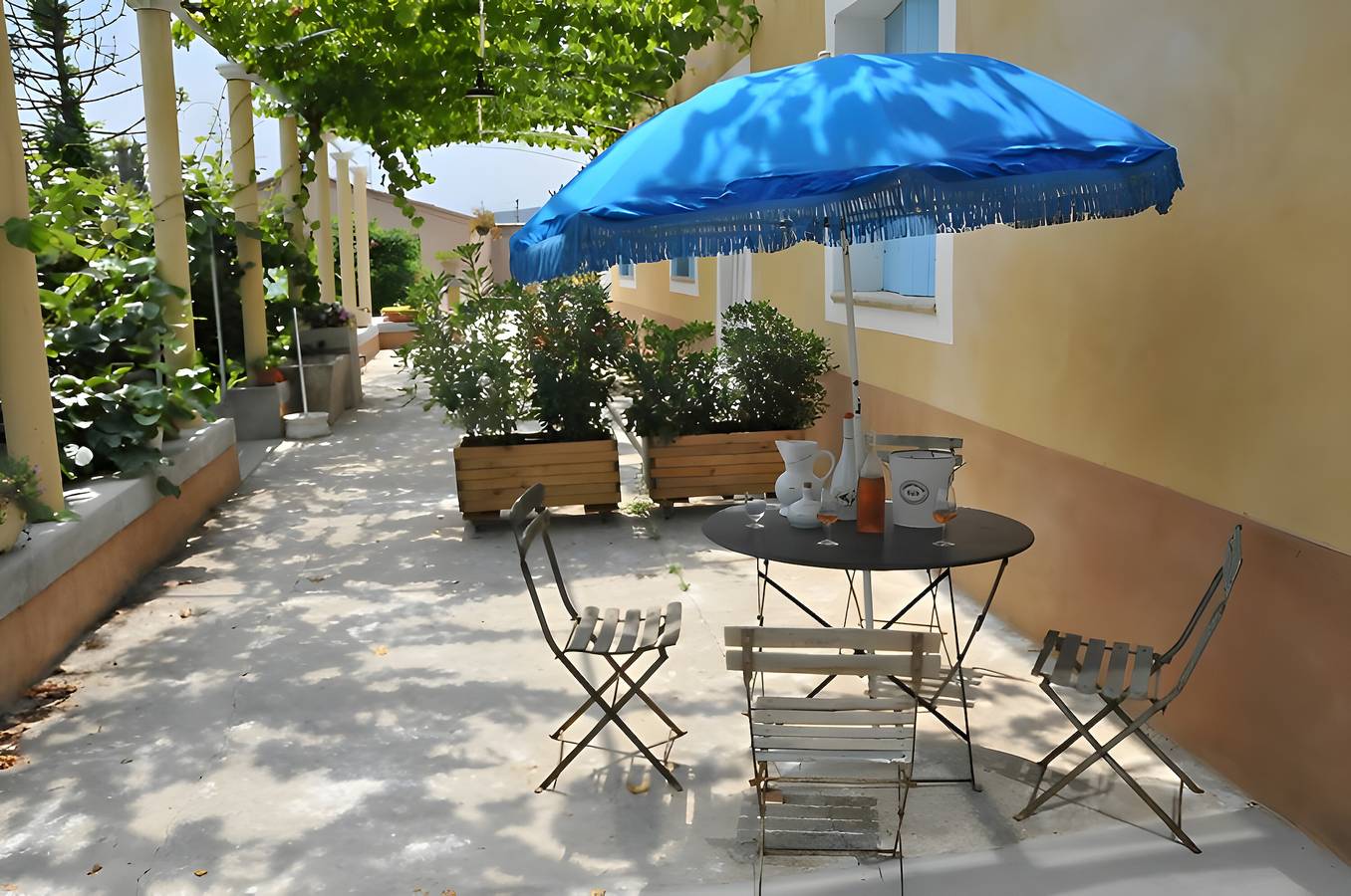 Cottage 'Atelier De Fernand - Mas Des Iles' with Private Terrace, Shared Garden and Wi-Fi in Pont-Saint-Esprit, Nimes region