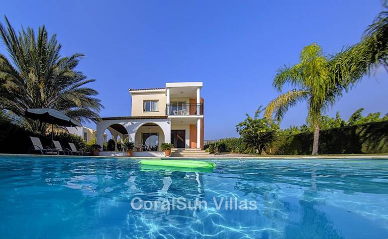 Holiday rental for 6 people, with Terrace and Garden as well as Pool and View in Coral Bay (Cyprus)