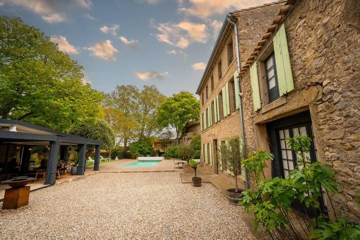 Gîte pour 15 personnes, avec terrasse ainsi que jardin et piscine à Floure