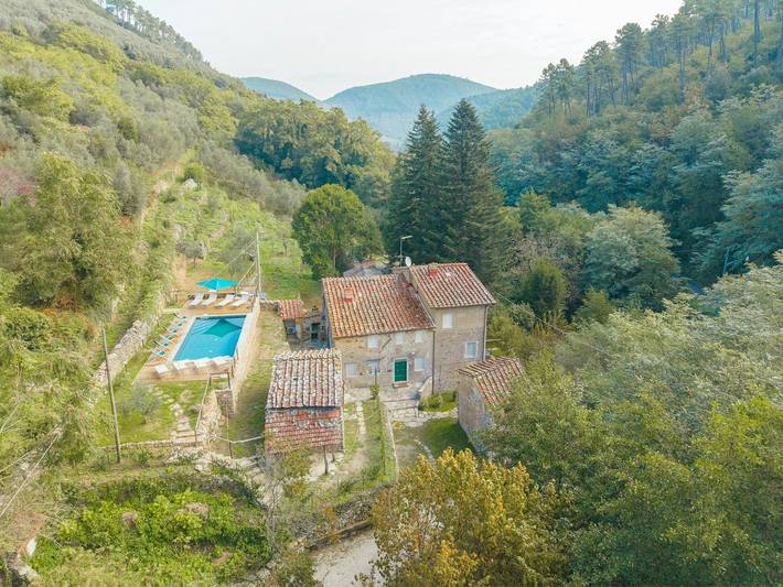 Agriturismo per 14 persone, con terrazza e giardino, adatto a famiglie con bambini a Capannori