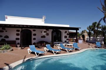 Casa rural para 18 personas, con jardín además de piscina y vistas en Mácher