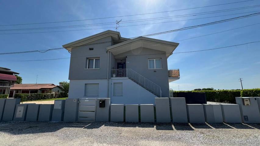 Appartamento per 7 persone, con Balcone e Terrazza nonché Giardino e Panorama a Eraclea