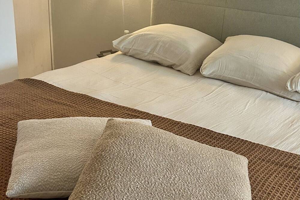 Double room-Luxury-Private Bathroom-Garden view in Plassac, Blaye region