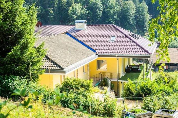 Ferienhaus für 28 Personen, mit Sauna und Whirlpool sowie Balkon und Garten in Murgtal