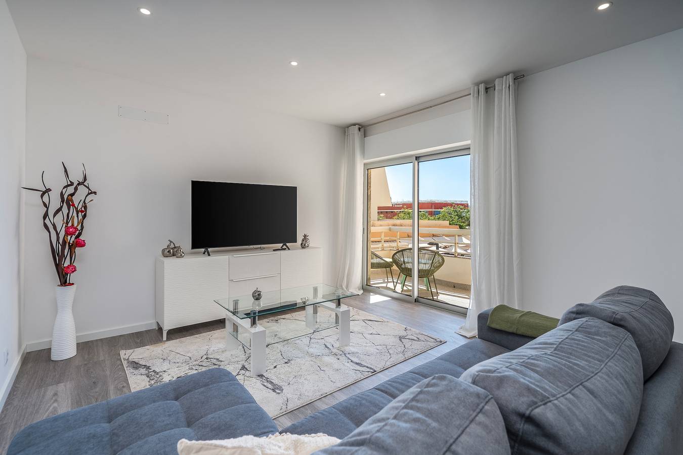 Apartamento inteiro, Apartamento 'Beje - Atlântico' com Vista Mar, Wi-Fi e Ar Condicionado in Praia da Rocha, Portimão