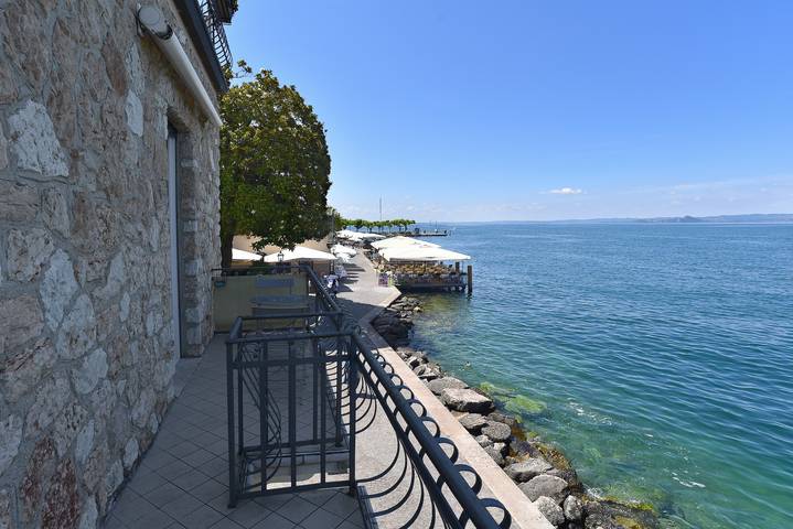 Location de vacances pour 4 personnes, avec balcon et vue sur le lac, adapté aux familles à Torri del Benaco