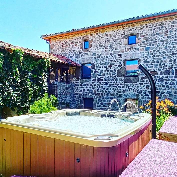 Location de vacances pour 7 personnes, avec jacuzzi et jardin à Nozières