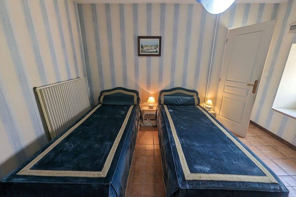 Charming Villa with Fireplace, Terrace, and Garden Near Montsaugeonnais Vineyards in Vaux-sous-Aubigny, Parc national de forêts