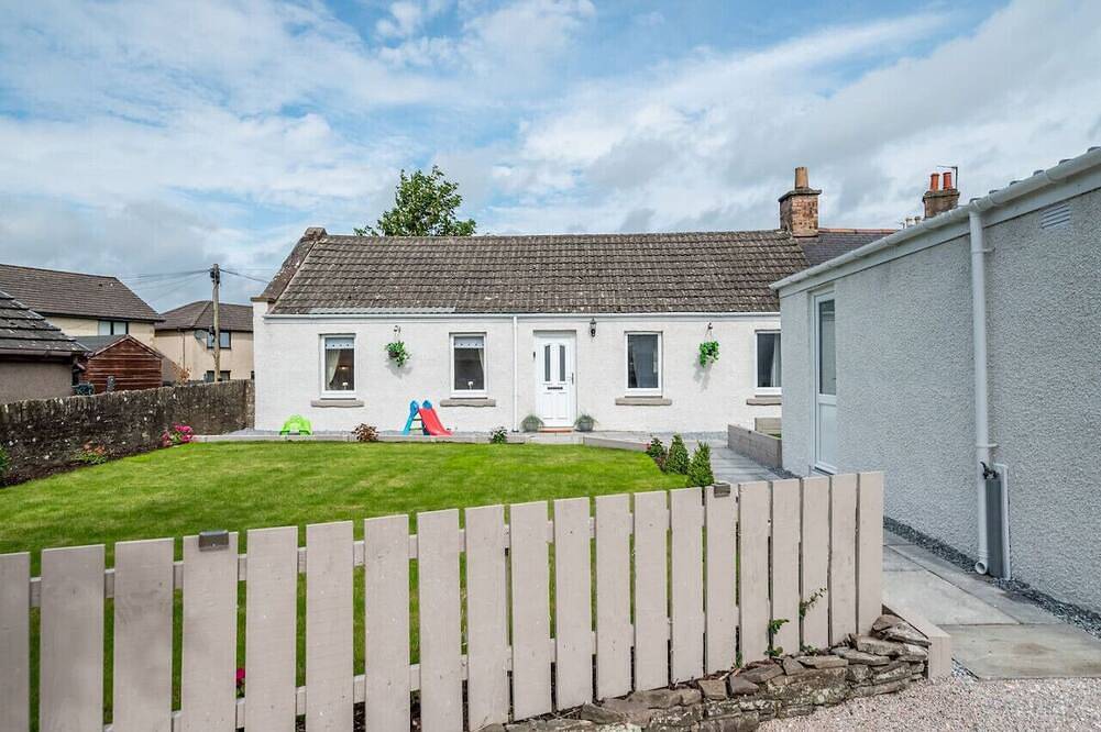 Charming Forfar House + Hot Tub in Angus