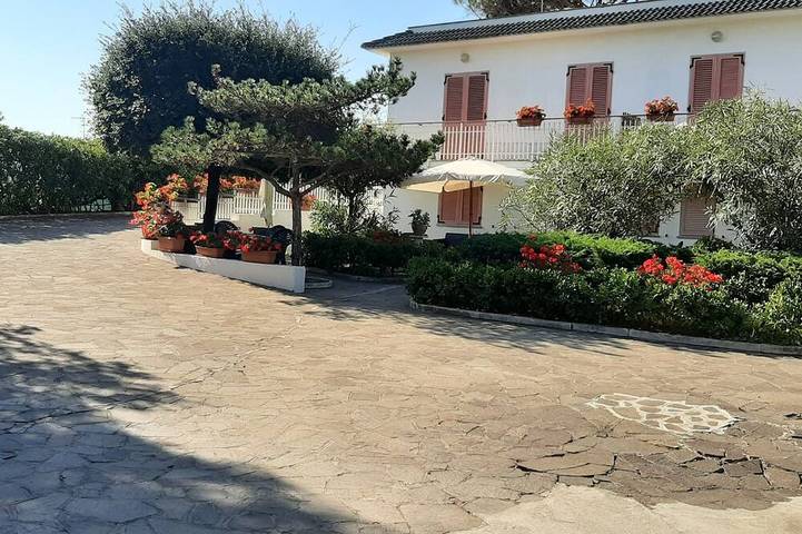 Entire apartment, Apartment in Villa Valentini, Seafront, Gulf of Gaeta parking included in Marina di Minturno, Minturno