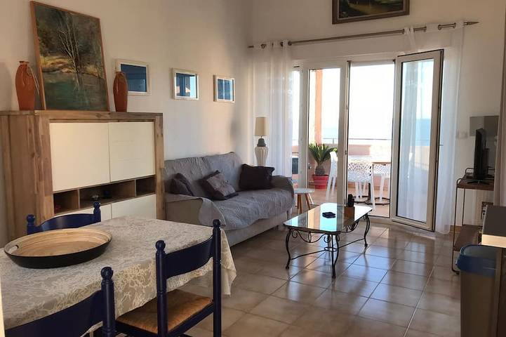 Ganze Wohnung, 3 Zimmer im Haus auf dem Wasser, mit Blick auf das Meer und die Felsen in Sant Ambroggio, Lumio