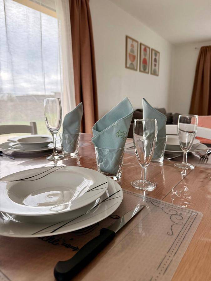 Location de vacances pour 6 personnes, avec terrasse ainsi que jardin et vue, animaux acceptés à Pléhédel - 3