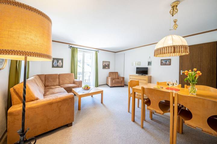 Ganze Wohnung, 4402 Geräumige, zweckmässig eingerichtete Maisonette-Wohnung mit mit Blick auf die Villa Engiadina in Vulpera, Tarasp