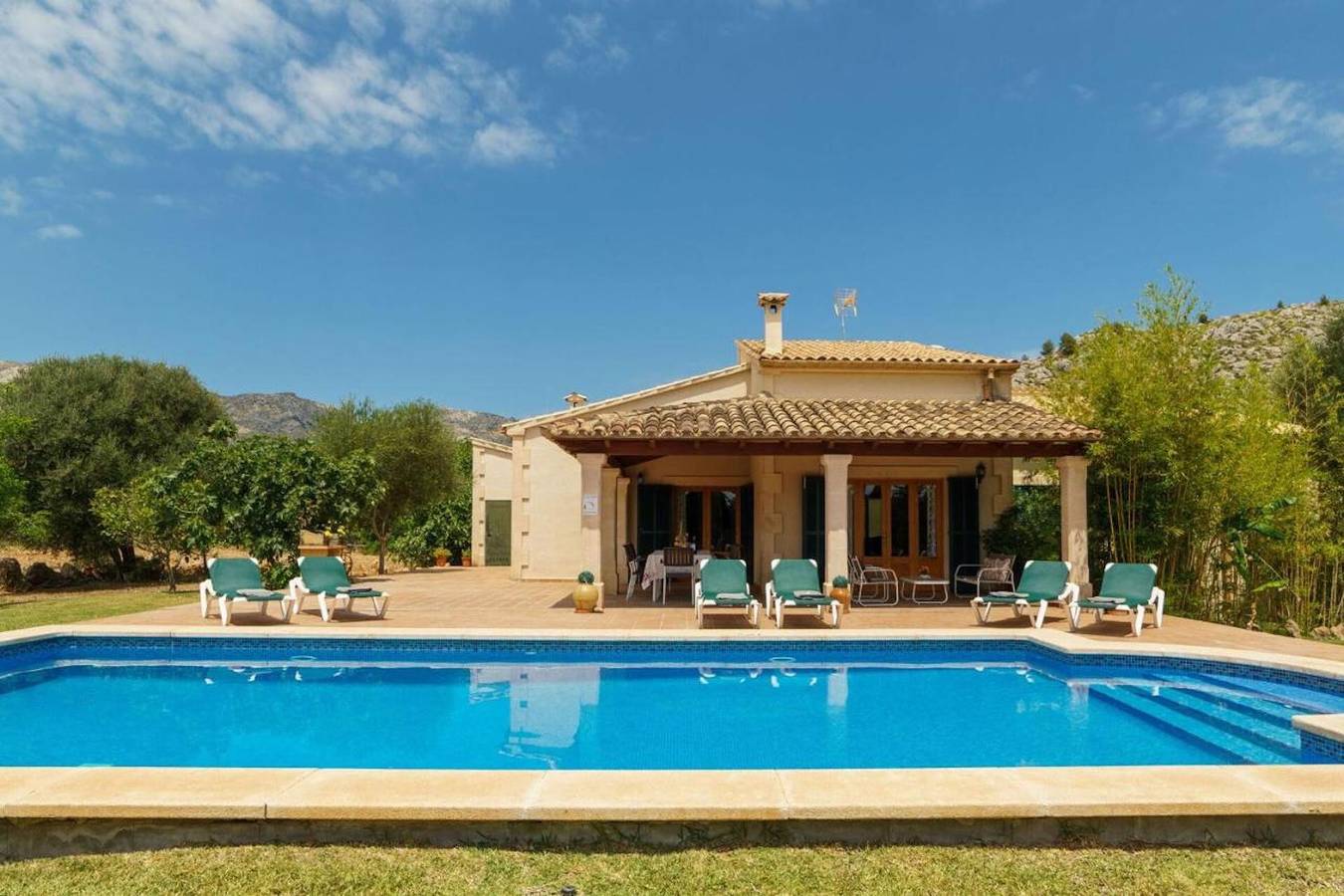 Casa di campagna 'Villa Punta Colet' con vista sulle montagne, Wi-Fi e aria condizionata in el Vilà, Pollença