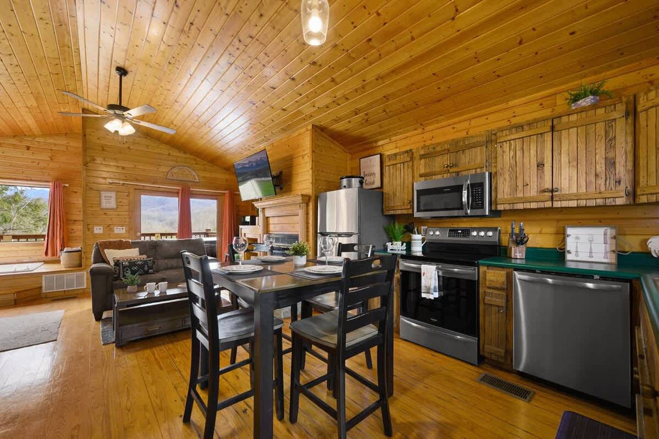 Apartamento inteiro, Great View  Location  Studio Log Cabin  Hot Tub in Gatlinburg, Condado de Sevier
