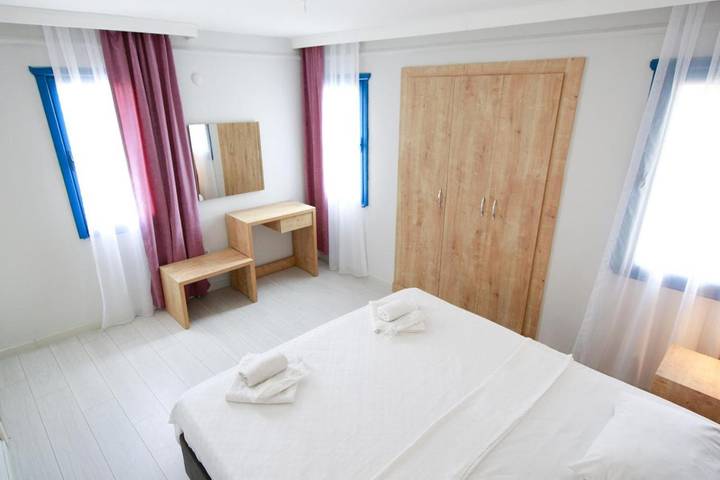 Station pour 2 personnes, avec piscine et jardin dans Ildir