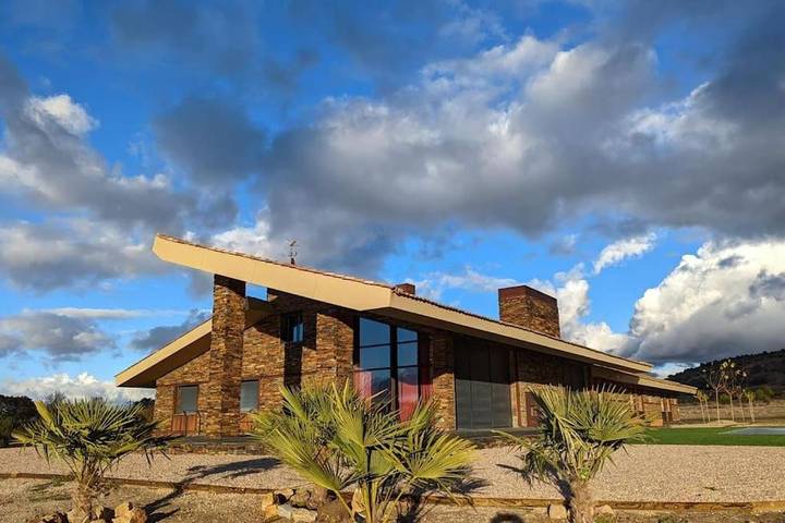 Casa rural con piscina para 13 personas, con Balcón y Terraza además de Jardín y Piscina en Comarca de Sepúlveda