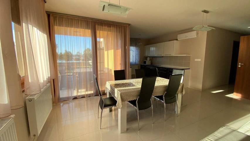 Appart’hôtel pour 6 personnes, avec vue et balcon ainsi que vue sur le lac et jardin