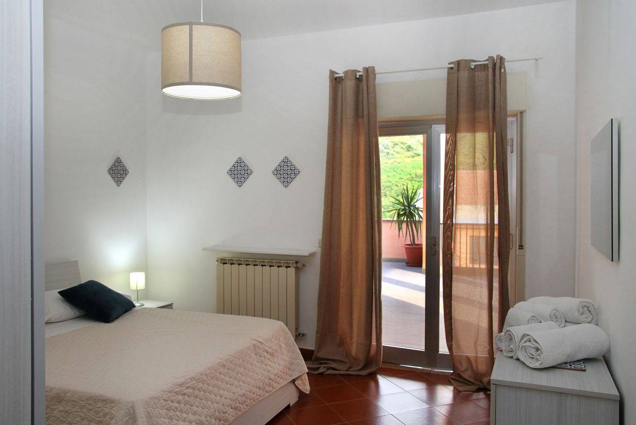Appartamento intero, L’Attico – Terrazza Panoramica con Vista Mare e Vasca Idromassaggio in Santo Stefano di Camastra, Provincia di Messina
