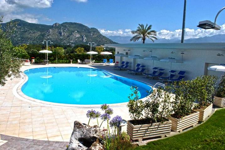 Hôtel pour 3 personnes, avec piscine ainsi que jardin et vue, animaux acceptés dans Cassino - 4