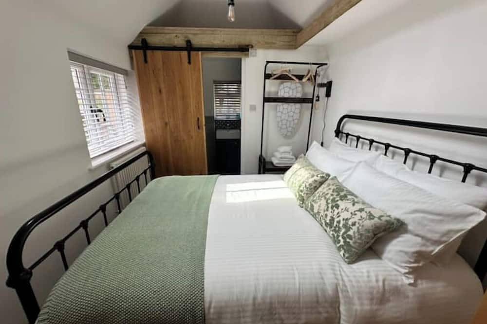 Lovely Courtyard Studio in Wokingham.\nclose to all major travel links. in Wokingham, Berkshire
