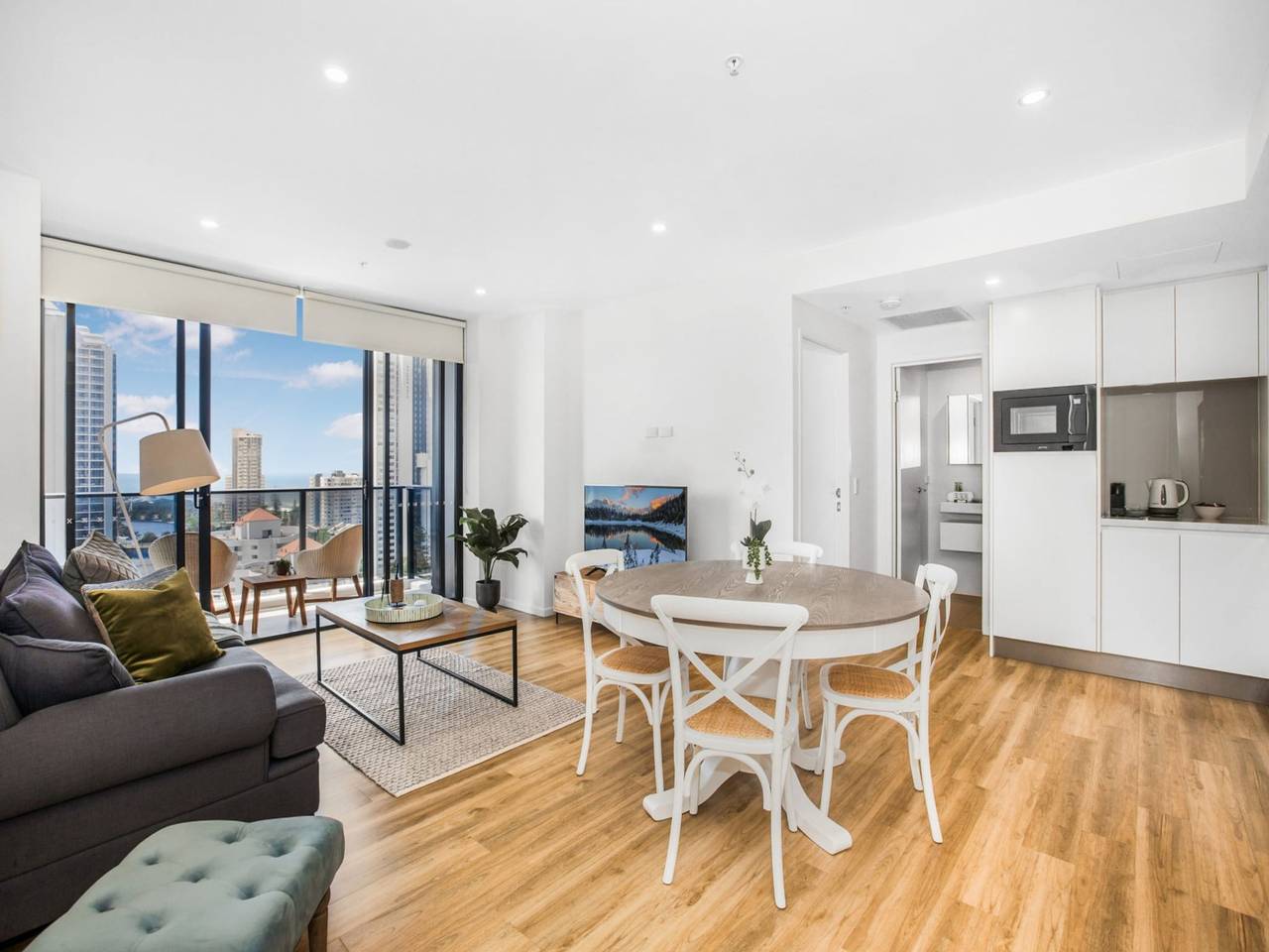 Entire apartment, 2-Bed Beach Apartment with Pool, Parking & Balcony in Surfers Paradise, Queensland