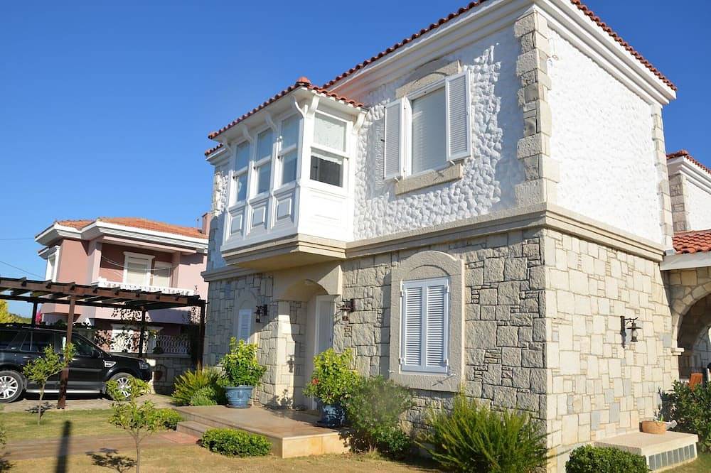 Vacation villa in Cesme, Turkey with private pool and 150 mt to the beach. in Cesme, Izmir Province
