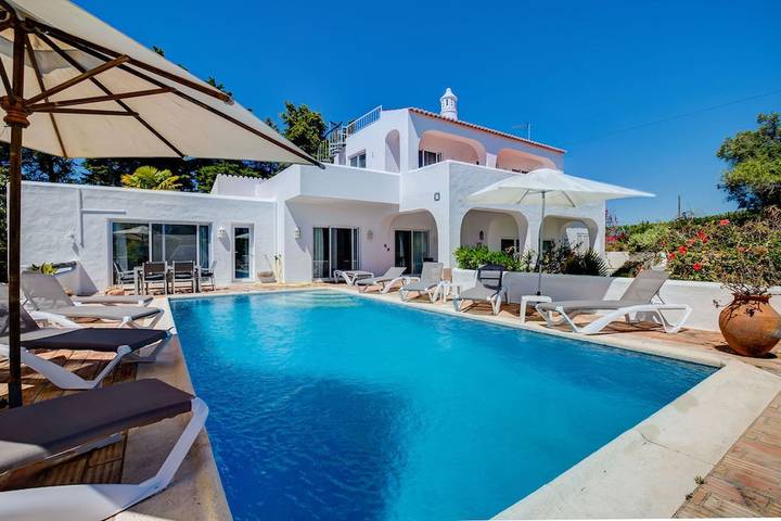 Villa para 12 pessoas, com varanda e jardim em Lagoa