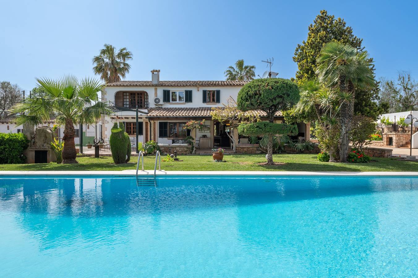 Villa La Vinya Gran mit Bergblick, Sauna, Pool, Jacuzzi, Wlan, A/C , Terrassen und Tennisplatz in Port de Pollença, Pollença