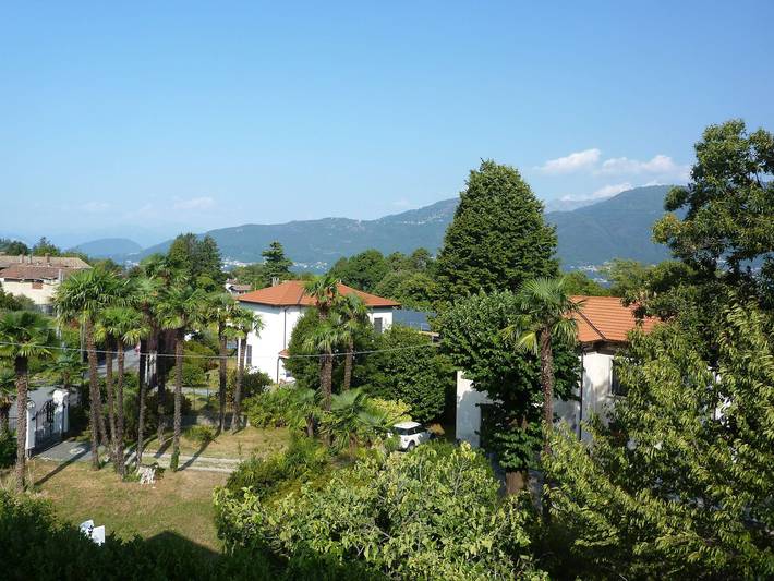 Apartamento inteiro, Apartamento "Casa Altipiano" com vista montanha e varanda in Porto Valtravaglia, Lago Maggiore (Lombardia)