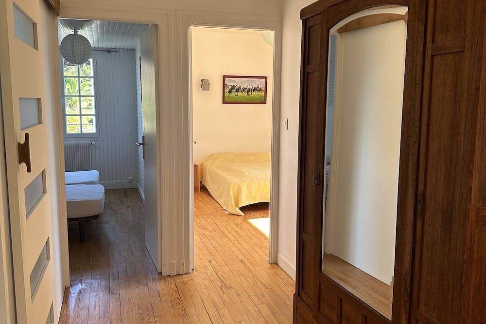 Bright family home, 5 bedrooms for 10/11 people, 250m from the beach in Plougrescant, Pink Granite Coast