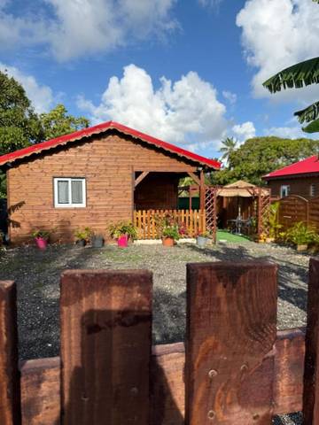 Location de vacances pour 3 personnes, avec jardin ainsi que balcon et jacuzzi à Petit-Canal