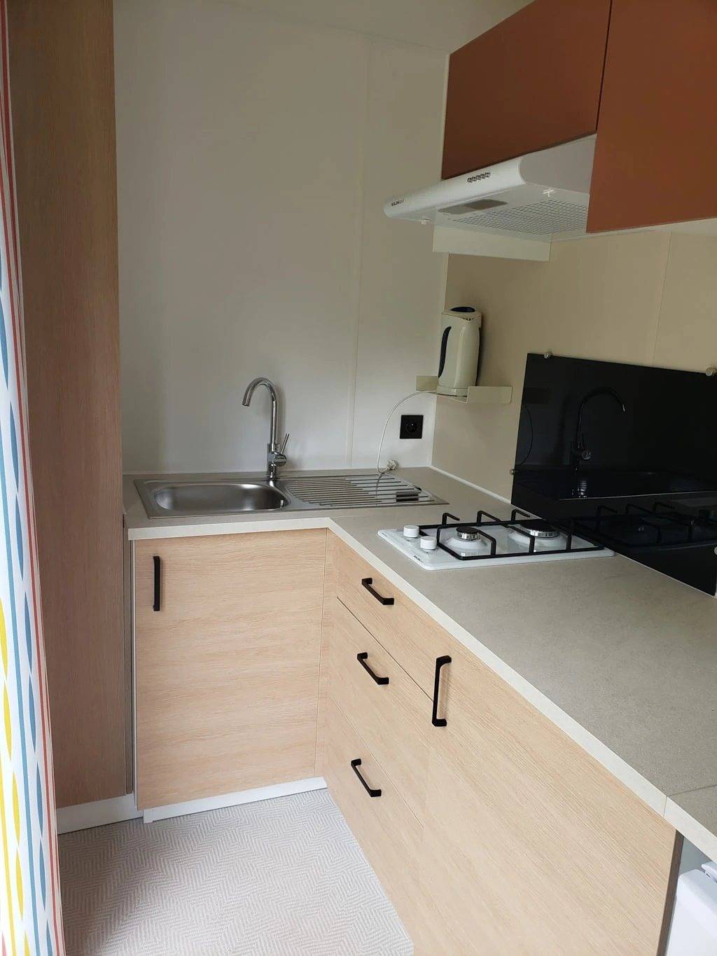 Zecamping 4 étoiles 500m plage piscine couverte mobil-home Tv Bbq 18m2 in Raguenes, Névez